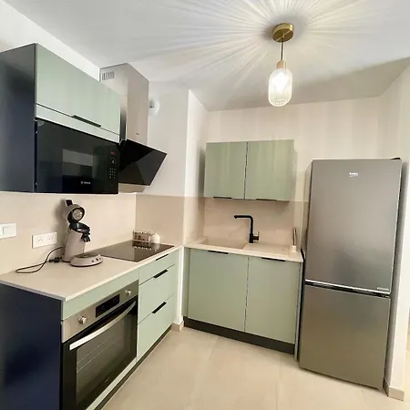 1 Bedroom Near The Center For 2-4 People Apartamento